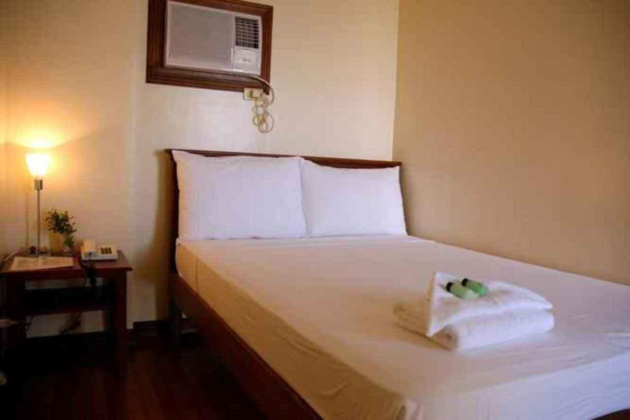 Hotel Isabelle Royale Makati Makati City Zewnętrze zdjęcie