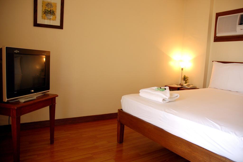 Hotel Isabelle Royale Makati Makati City Zewnętrze zdjęcie